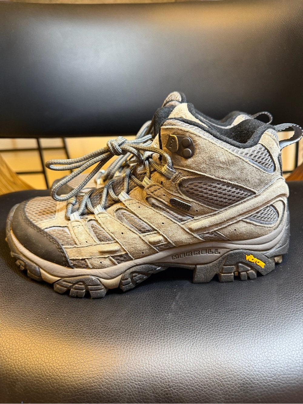 MERRELL Moab Mid Women’s 8 WATERPROOF Hiking Boots Granite EUC JO6054